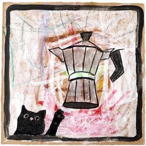 Puede incluir: Una obra de arte cuadrada de técnica mixta sobre papel texturizado que muestra un gato negro de ojos grandes alcanzando una cafetera moka plateada. La composición está enmarcada por un grueso borde negro pintado sobre garabatos blancos y rojos.