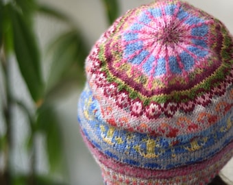 Bonnet en laine colorwork tricoté à la main, chapeau d'hiver en arc-en-ciel pastel, bonnet ample pour Noël, adolescent ou femme S, prêt à expédier