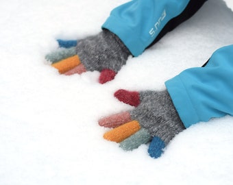 Gants en alpaga et laine avec doigts arc-en-ciel, gants d'hiver pour enfants ou adultes tricotés à la main, gants gris sur commande