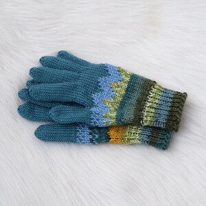 Guantes de lana tejidos a mano para niños, guantes desiguales en verde azulado, azul y verde, guantes de invierno hechos a pedido, talla 6-8 años, listos para enviar