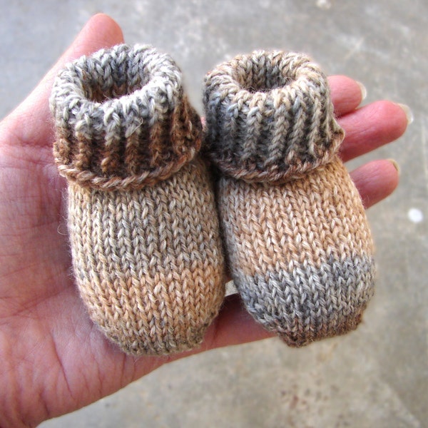 Brown and gray shades booties, stay-on baby socks, newborn wool socks, pregnancy announcement, babyshower gift, first booties