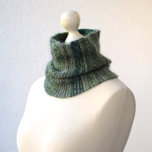 Grüner Schlauchschal, Schlauchschal aus Wolle, Mohair und Seide in Erwachsenengröße. Sofort versandfertig.