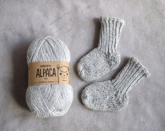 Alpaka Babysocken in hell grau, keine Allergiesocken, handgestrickte Neugeborenensocken, dünne Taufsocken, bleiben auf Socken, Farbe und Größe wählbar