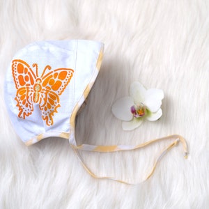 Baby Sonnenhaube aus Baumwolle mit handgemaltem gelben Schmetterling 0-3 Monate