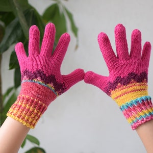 Handgestrickte Wollhandschuhe mit Chevron-Muster, magenta und gelbe Handschuhe auf Bestellung