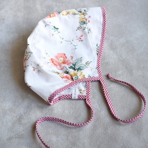 Baby Sonnenhut mit Blumen und karierter Borte, Sommerhut, Baby-Mütze, Sonnenhaube von Tiny Orchids, Größen auf Bestellung