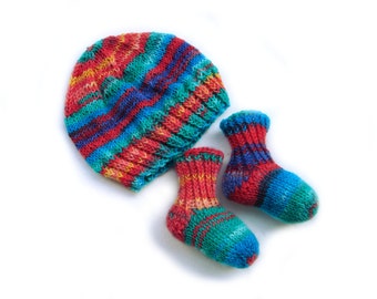 Bonnet et chaussettes arc-en-ciel en laine fine, choisissez votre taille, nouveau-né ou bébé de 2 à 6 mois, idée cadeau baby shower