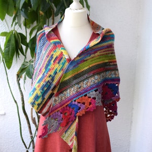 Wickelschal in einem Regenbogen von Farben, dünnes gehäkeltes Schultertuch, Woll-Dreieckstuch, Winter-wrap, Damen-Spitzenschal