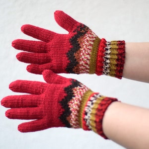 Handgestrickte Wollhandschuhe mit Chevron-Muster, rot, braun und gestreifte Handschuhe, nicht übereinstimmende Winterhandschuhe in Weihnachtsfarben