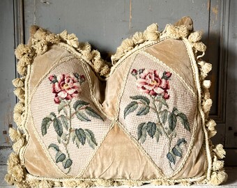 Un hermoso cojín bordado estilo Aubusson francés de Chelsea Textiles