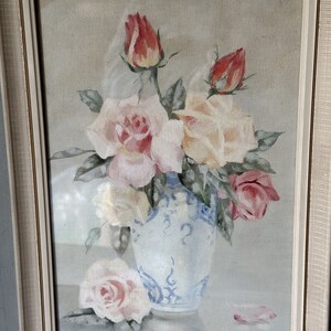 A lovely mid-20th century oil on canvas board painting of pink roses in a Chinese blue and white vase image 2
