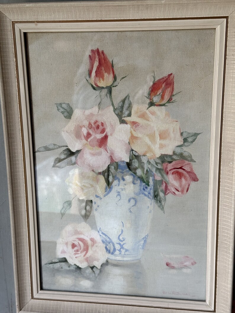 A lovely mid-20th century oil on canvas board painting of pink roses in a Chinese blue and white vase image 2