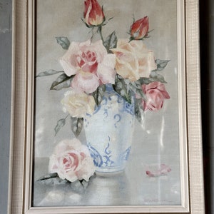 A lovely mid-20th century oil on canvas board painting of pink roses in a Chinese blue and white vase image 10