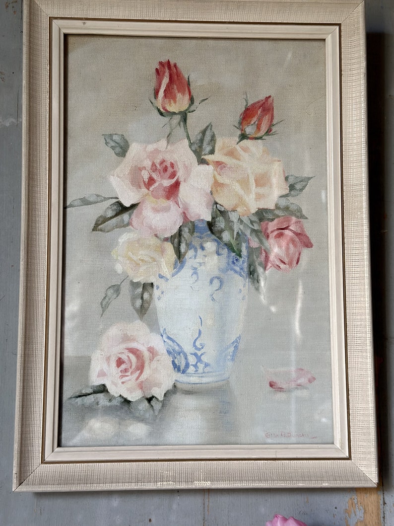 A lovely mid-20th century oil on canvas board painting of pink roses in a Chinese blue and white vase image 10