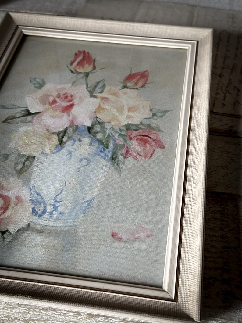 A lovely mid-20th century oil on canvas board painting of pink roses in a Chinese blue and white vase image 5