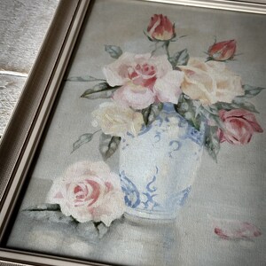 A lovely mid-20th century oil on canvas board painting of pink roses in a Chinese blue and white vase image 4