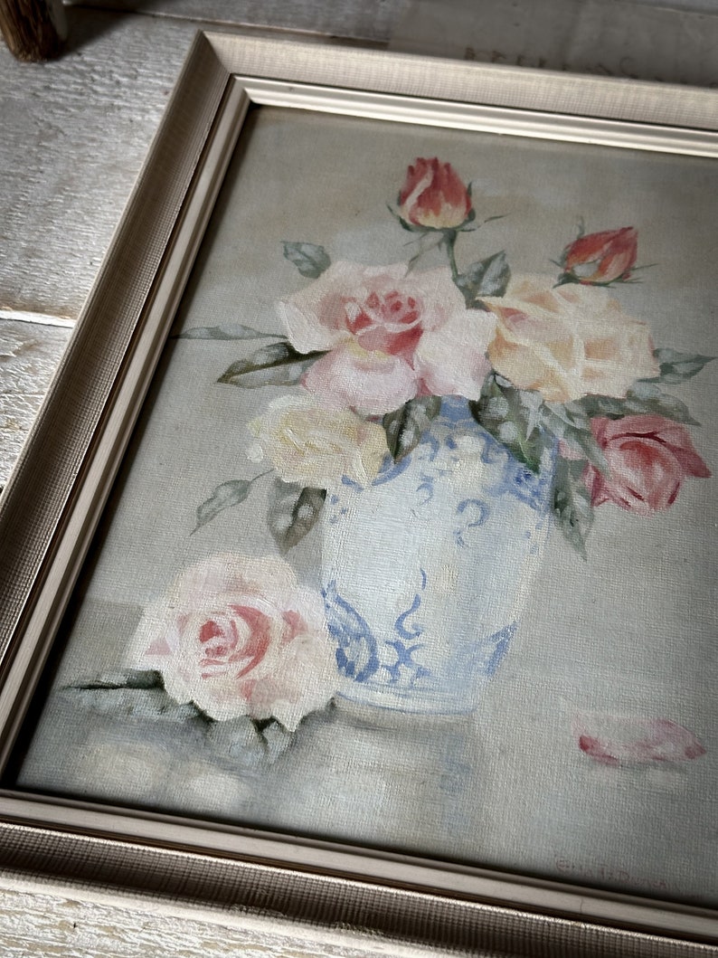 A lovely mid-20th century oil on canvas board painting of pink roses in a Chinese blue and white vase image 4