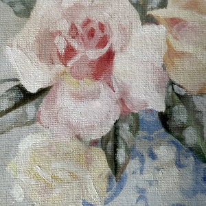 A lovely mid-20th century oil on canvas board painting of pink roses in a Chinese blue and white vase image 6