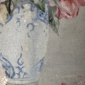 A lovely mid-20th century oil on canvas board painting of pink roses in a Chinese blue and white vase image 7