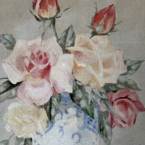 A lovely mid-20th century oil on canvas board painting of pink roses in a Chinese blue and white vase image 3