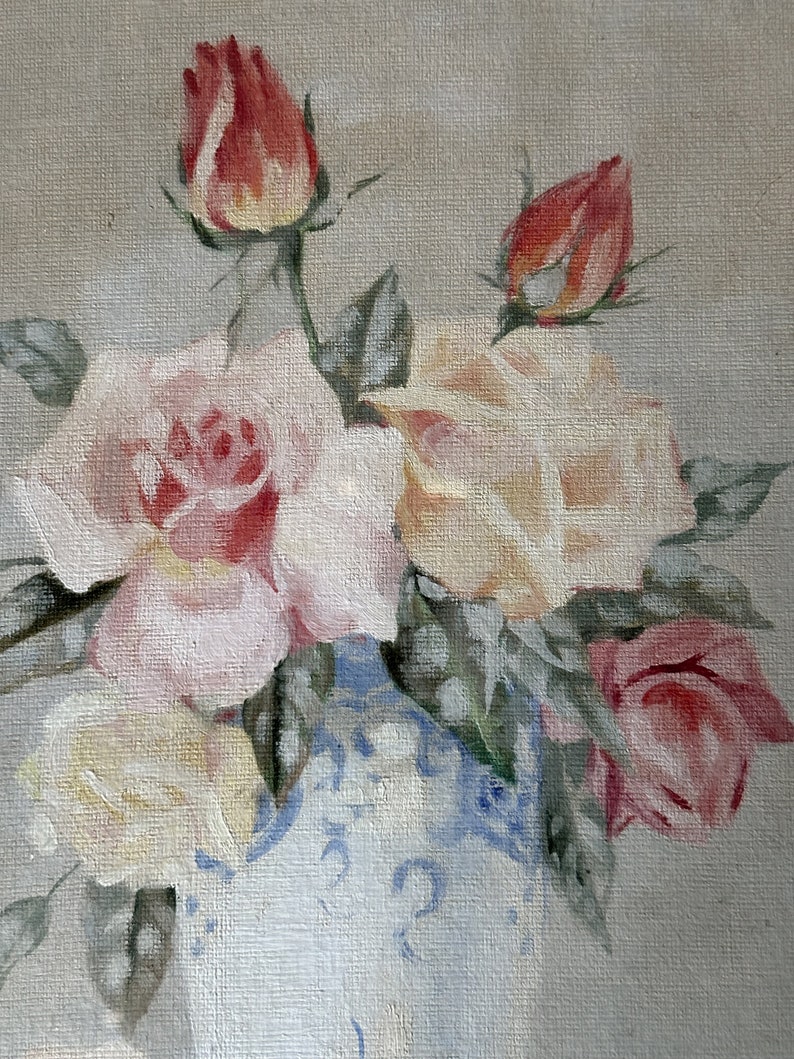 A lovely mid-20th century oil on canvas board painting of pink roses in a Chinese blue and white vase image 3