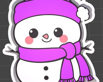 Puede incluir: Una pegatina de muñeco de nieve blanco con un gorro de invierno morado brillante con un pompón blanco y una bufanda morada a juego. El muñeco de nieve tiene ojos negros, una pequeña nariz rosa, mejillas sonrosadas y dos botones negros.