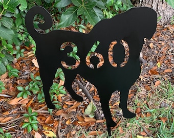 Letrero de metal para perro Puggle, número de casa personalizable o cualquier texto, 17 pulgadas de ancho, monumento perfecto para mascotas, estaca de jardín o colgante de pared, libre de óxido