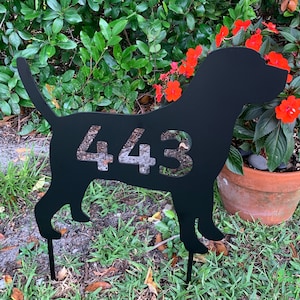 Labrador Retriever, letrero de número de casa personalizado, silueta de perro, labrador, 17,25 pulgadas de ancho, estacas o colgador de pared, agregue cualquier texto, muchos colores