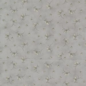 Könnte beinhalten: Nahtloses Muster mit hellgrauem Hintergrund und subtiler Textur. Das Design zeigt zarte Blumen- und Astmotive in Off-White und gedämpften Grüntönen, die eine Vintage-Ästhetik erzeugen. Das Muster wiederholt sich über die gesamte Oberfläche.