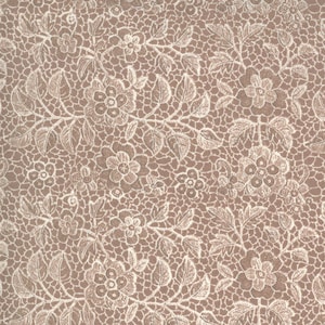 Może przedstawiać: Beżowy materiał z białym wzorem koronkowym z kwiatowymi wzorami.
