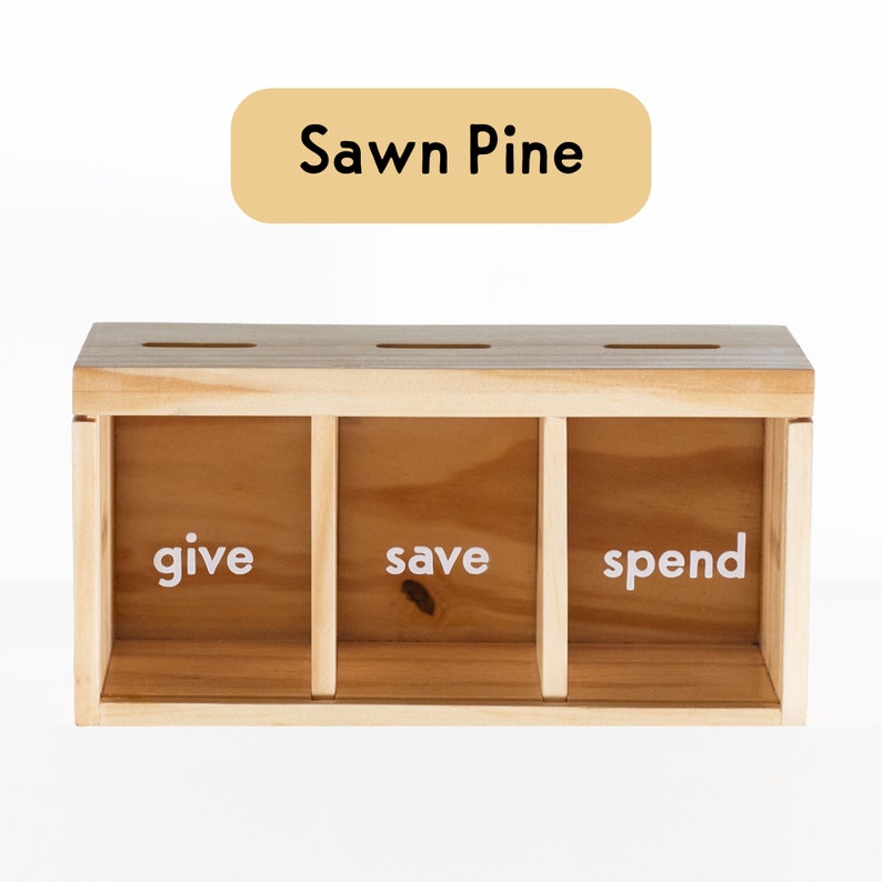 Puede incluir: Caja de madera con tres compartimentos etiquetados como "give", "save" y "spend". La caja est&aacute; hecha de pino serrado.