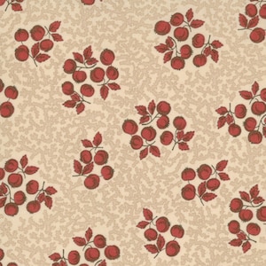 Pode incluir: Um tecido creme com um padrão repetido de bagas e folhas vermelhas. As bagas estão agrupadas e as folhas são de um tom de vermelho mais escuro. O fundo tem um design sutil e texturizado.