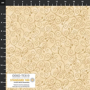 Könnte beinhalten: Ein beigefarbener Stoff mit einem sich wiederholenden Muster aus braunen Wirbeln und Blättern. Der Stoff hat eine strukturierte, vintage-artige Optik. Der Stoff ist nach Oeko-Tex Standard 100 zertifiziert, d. h. er wurde auf Schadstoffe geprüft.