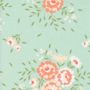 Può includere: Uno sfondo blu chiaro con un motivo floreale. I fiori sono rosa, bianchi e pesca. Le foglie sono verdi.