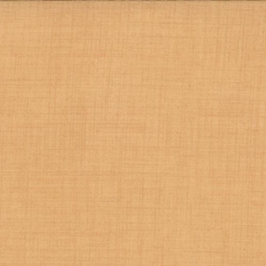 Może przedstawiać: Zbliżenie beżowej tkaniny o teksturowanym splocie. Materiał ma ciepły, neutralny odcień, z lekko nakrapianym wyglądem. Powierzchnia tkaniny wykazuje drobny, krzyżowy wzór.