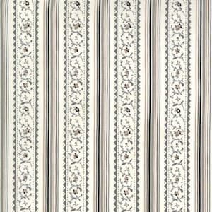 Pode incluir: Tecido branco com um padrão repetido de listras verticais e desenhos florais em tons de cinza e rosa.