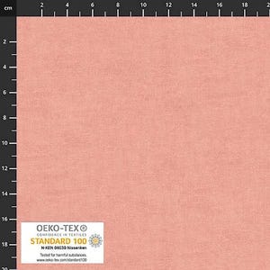 Pode incluir: Um close-up de uma amostra de tecido rosa claro com um rótulo de certificação Oeko-Tex Standard 100 branco. O rótulo diz "Confiança em têxteis" e "Testado para substâncias nocivas."