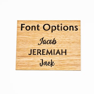 Puede incluir: Un letrero de madera con el texto "Font Options" y tres nombres: Jacob, Jeremiah y Jack. Los nombres est&aacute;n escritos en diferentes fuentes.