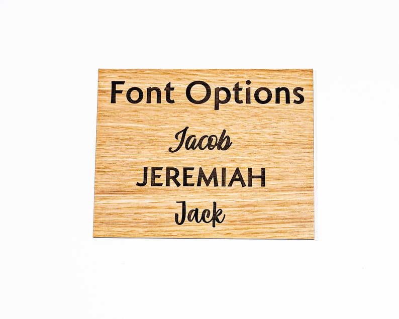 Puede incluir: Un letrero de madera con el texto "Font Options" y tres nombres: Jacob, Jeremiah y Jack. Los nombres est&aacute;n escritos en diferentes fuentes.