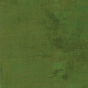 Pode incluir: Um tecido verde liso com uma aparência texturizada e manchada. A cor é um verde profundo e terroso com variações de tom, criando um visual desgastado ou envelhecido. O tecido parece ser um material tecido, possivelmente algodão ou linho, adequado para projetos de quilting ou artesanato.