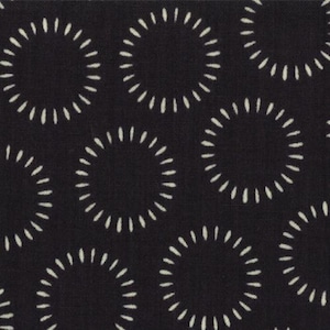 Pode incluir: Um tecido preto com um padrão repetitivo de raios de sol estilizados brancos.