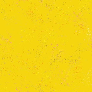 Op de afbeelding: Een heldergele achtergrond met een gespikkeld patroon. Het patroon bestaat uit kleine, onregelmatig gevormde stippen in tinten oranje, roze en grijs, verspreid over het oppervlak.