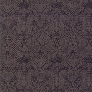 Pode incluir: Um tecido roxo escuro com um padrão repetitivo de intrincados desenhos de renda branca. O padrão apresenta coroas, motivos florais e formas geométricas.