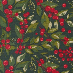 Pode incluir: Um tecido verde escuro com um padrão repetitivo de bagas vermelhas e folhas verdes. O tecido tem uma textura subtil.