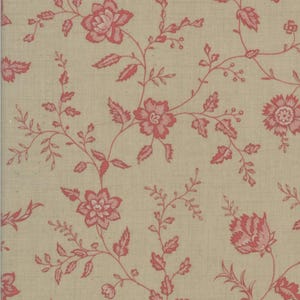 Puede incluir: Una tela beige con un patrón repetido de pequeñas flores rosas. El patrón floral presenta hojas delicadas y pequeñas flores.