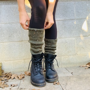 Mid calf lenght leg warmers in speckled green color