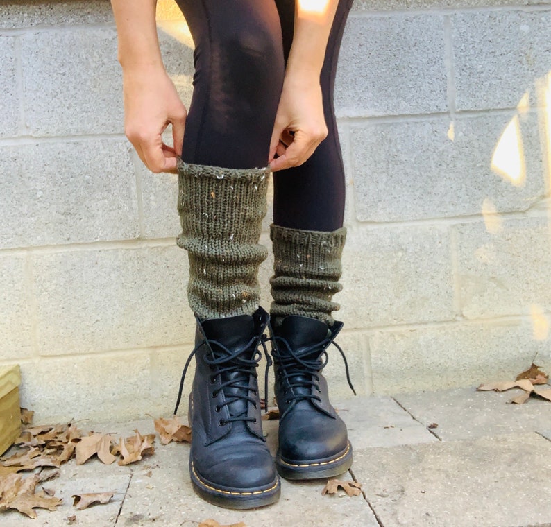 Mid calf lenght leg warmers in speckled green color
