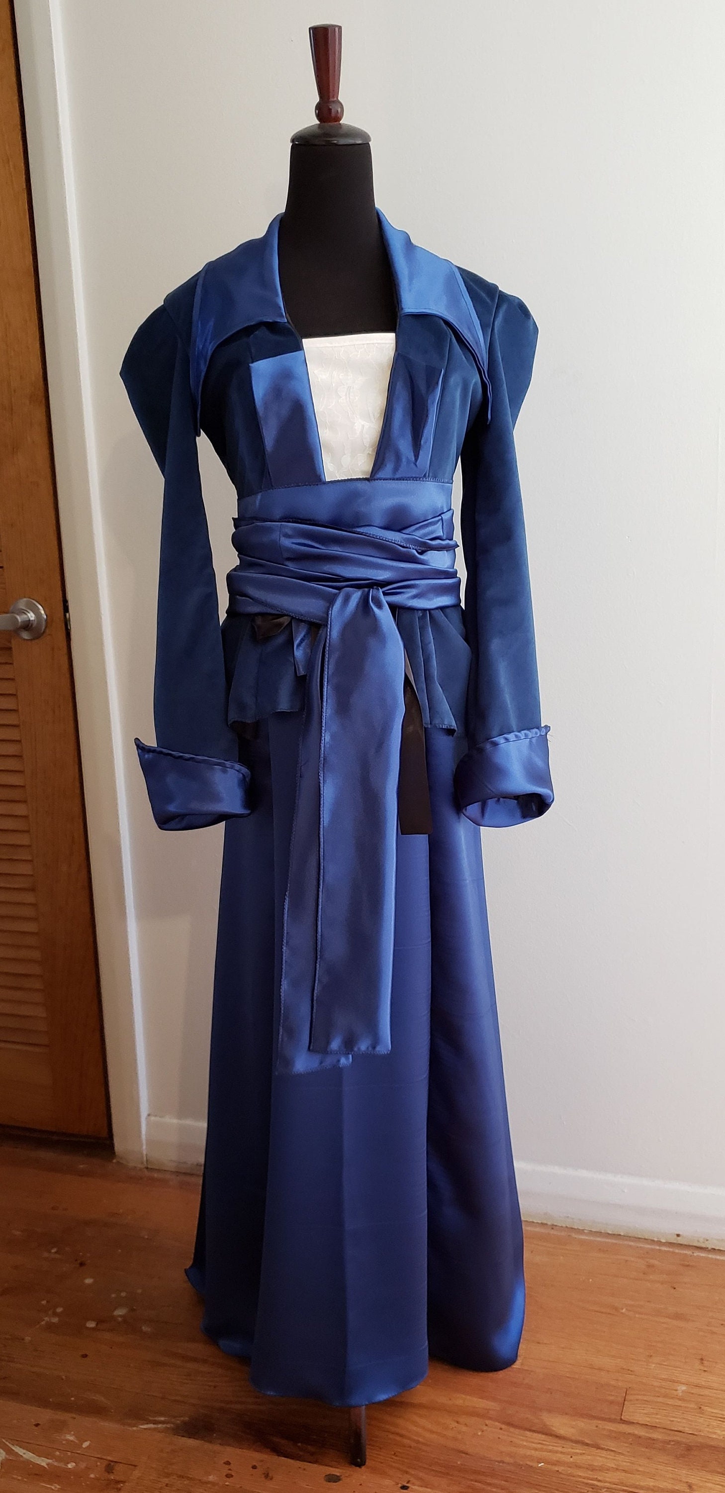 blue titanic dress Channeling my inner Rose Dawson at the beautiful Titanic Museum Since Titanic is my all time favorite movie, I couldn't pass up the chance to step into Rose's shoes for the