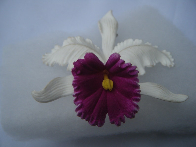 Vintage Ges Gesch 126 White /& Purple ResinPlastic Floral Brooch Signed
