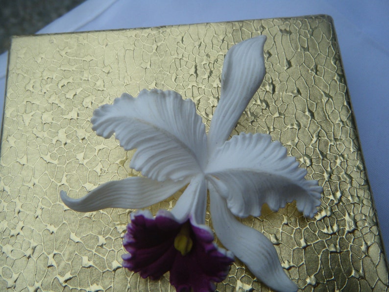 Vintage Ges Gesch 126 White /& Purple ResinPlastic Floral Brooch Signed